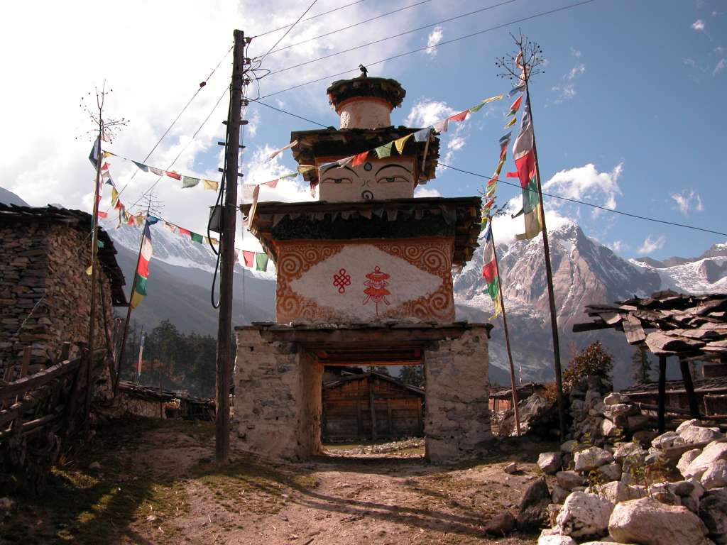 Manaslu 06 07 Syala Kani The kani, with beautiful paintings inside, welcomed me to Syala (3520m) after the long slog uphill.